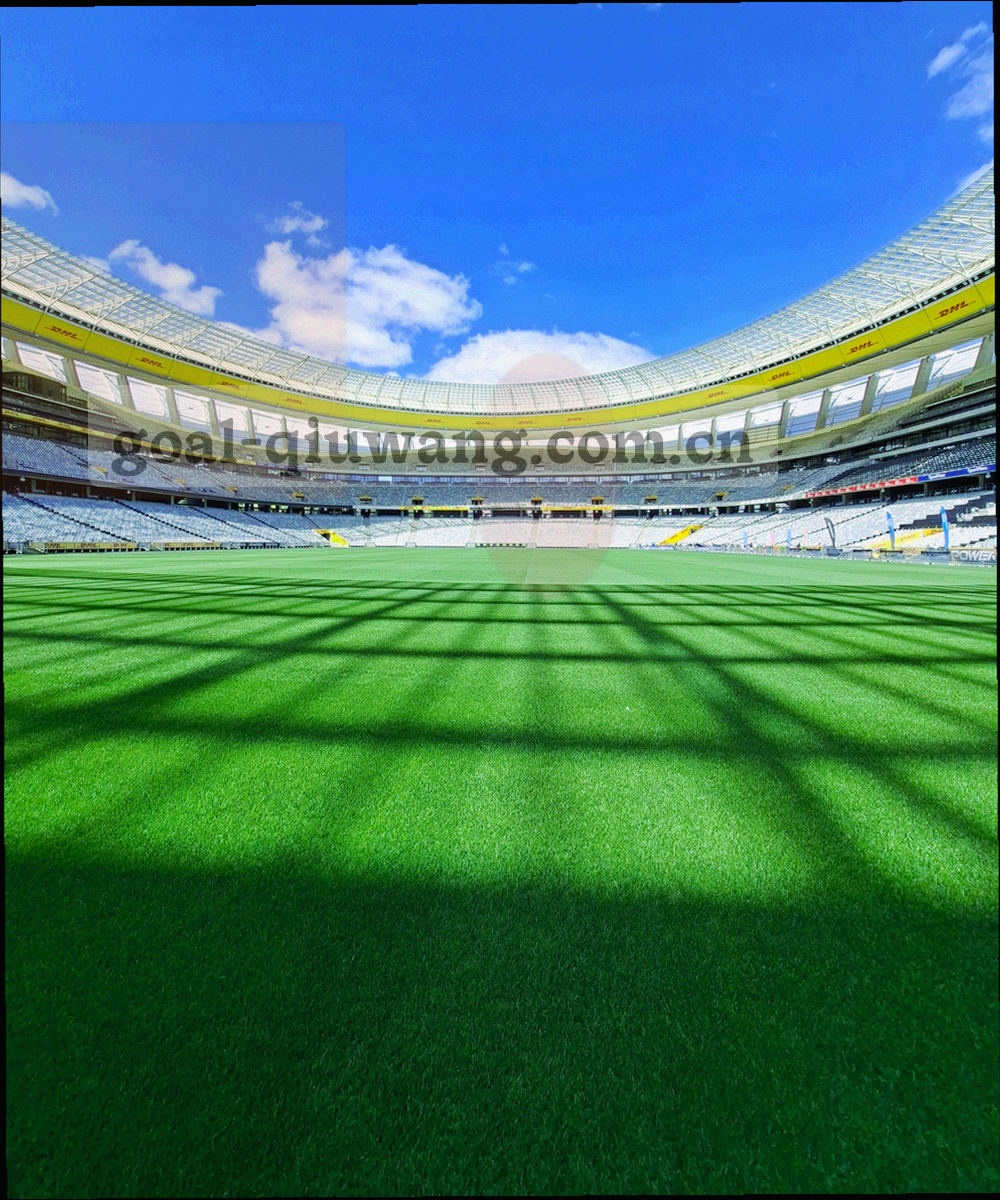 替补席与换人指示牌的冷色调场景，画面叠加时间刻度线